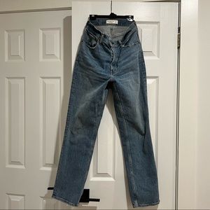 Abercrombie & Fitch 90s straight ultra high rise. SZ 26s